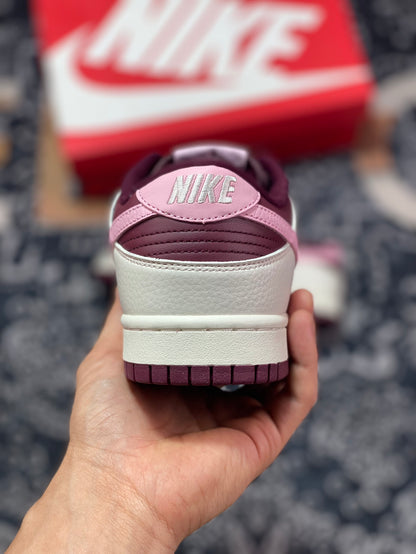 Nike DunkLow "Valentine'S Day"